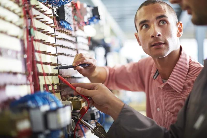 Elektriker bei der fachgerechten Verkabelung einer Elektroanlage